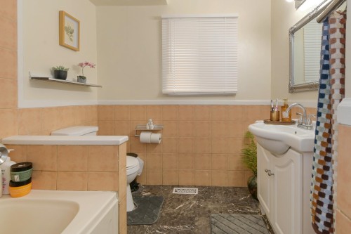 21727 Ridgeway Crescent, Maple Ridge, BC - Indoor Photo Showing Bathroom