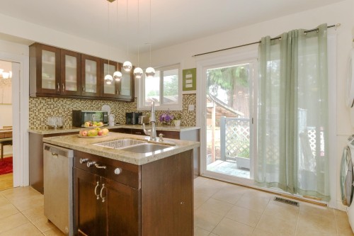 21727 Ridgeway Crescent, Maple Ridge, BC - Indoor Photo Showing Kitchen With Double Sink