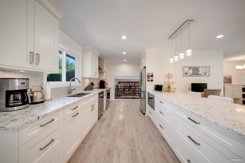 1047 Spar Drive, Coquitlam, BC - Indoor Photo Showing Kitchen With Double Sink With Upgraded Kitchen