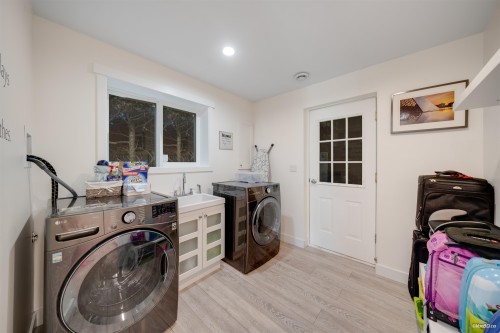 1047 Spar Drive, Coquitlam, BC - Indoor Photo Showing Laundry Room