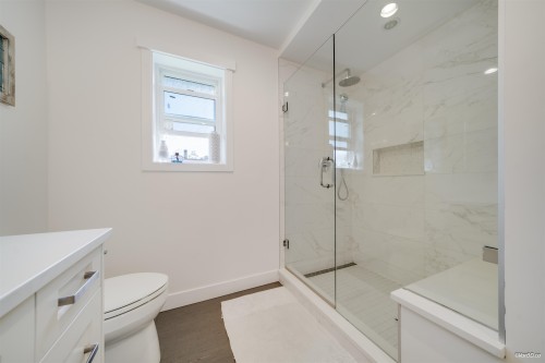 1047 Spar Drive, Coquitlam, BC - Indoor Photo Showing Bathroom