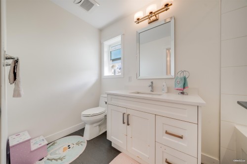 1047 Spar Drive, Coquitlam, BC - Indoor Photo Showing Bathroom
