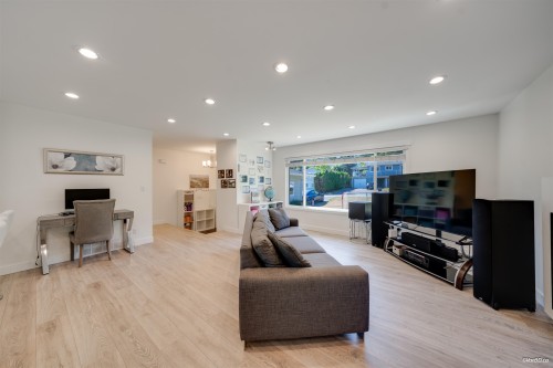1047 Spar Drive, Coquitlam, BC - Indoor Photo Showing Living Room