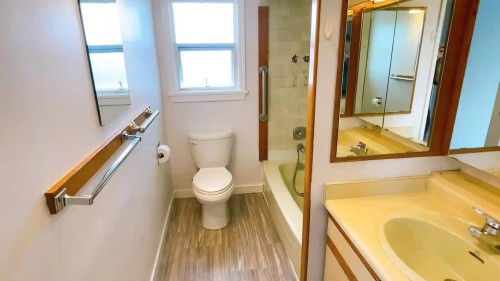 2308 Jefferson Avenue, West Vancouver, BC - Indoor Photo Showing Bathroom