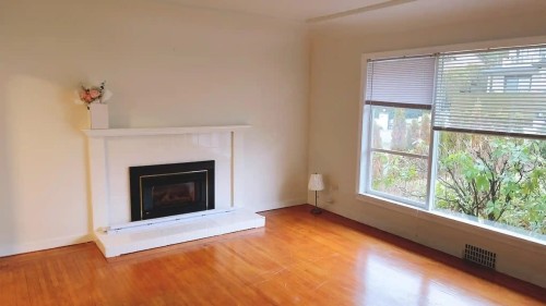 2308 Jefferson Avenue, West Vancouver, BC - Indoor Photo Showing Living Room With Fireplace