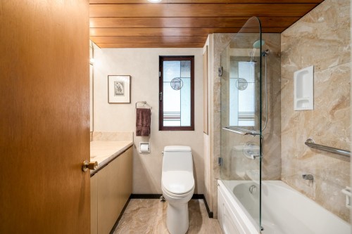 6821 Laurel Street, Vancouver, BC - Indoor Photo Showing Bathroom