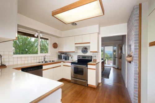 805 Younette Drive, West Vancouver, BC - Indoor Photo Showing Kitchen With Double Sink