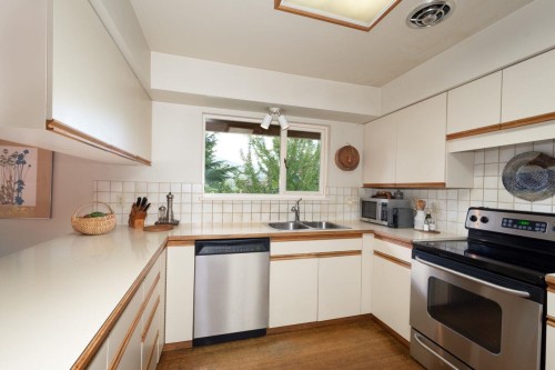 805 Younette Drive, West Vancouver, BC - Indoor Photo Showing Kitchen With Double Sink