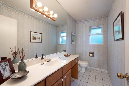 805 Younette Drive, West Vancouver, BC - Indoor Photo Showing Bathroom