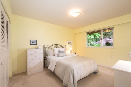 805 Younette Drive, West Vancouver, BC - Indoor Photo Showing Bedroom