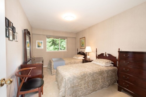 805 Younette Drive, West Vancouver, BC - Indoor Photo Showing Bedroom