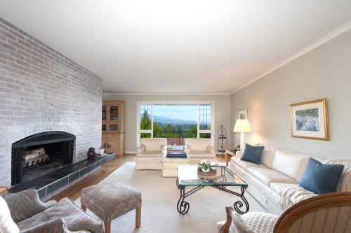 805 Younette Drive, West Vancouver, BC - Indoor Photo Showing Living Room With Fireplace