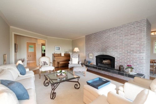 805 Younette Drive, West Vancouver, BC - Indoor Photo Showing Living Room With Fireplace