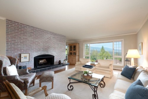 805 Younette Drive, West Vancouver, BC - Indoor Photo Showing Living Room With Fireplace