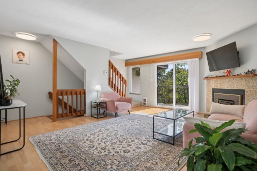 4-220 16th Street W North Vancouver, BC V7M 1T6