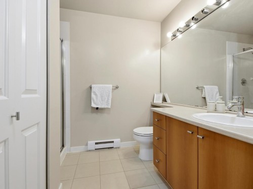 32-9229 University Crescent, Burnaby, BC - Indoor Photo Showing Bathroom