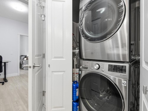 32-9229 University Crescent, Burnaby, BC - Indoor Photo Showing Laundry Room