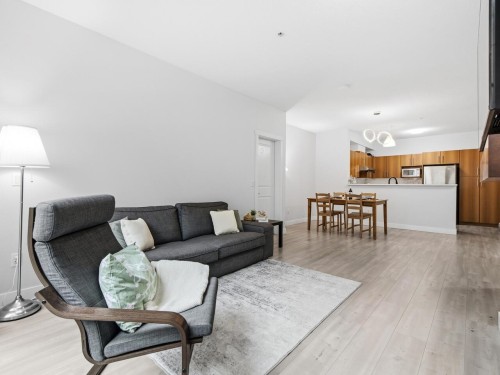 32-9229 University Crescent, Burnaby, BC - Indoor Photo Showing Living Room