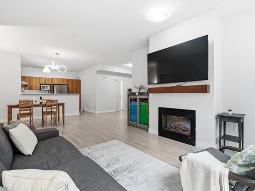 32-9229 University Crescent, Burnaby, BC - Indoor Photo Showing Living Room With Fireplace