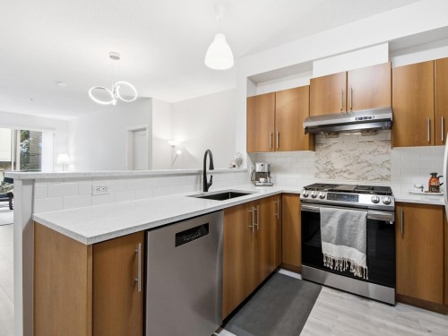 32-9229 University Crescent, Burnaby, BC - Indoor Photo Showing Kitchen
