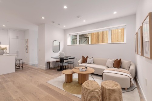 851 19Th Avenue E, Vancouver, BC - Indoor Photo Showing Living Room