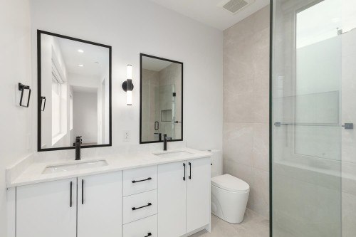 851 19Th Avenue E, Vancouver, BC - Indoor Photo Showing Bathroom