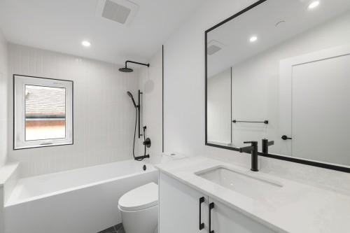 851 19Th Avenue E, Vancouver, BC - Indoor Photo Showing Bathroom