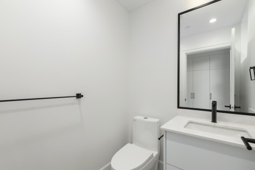 851 19Th Avenue E, Vancouver, BC - Indoor Photo Showing Bathroom