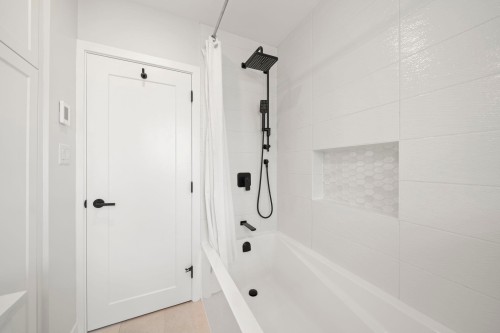 5301 10A Avenue, Delta, BC - Indoor Photo Showing Bathroom