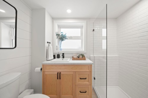 5301 10A Avenue, Delta, BC - Indoor Photo Showing Bathroom
