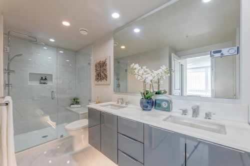 2203-3096 Windsor Gate, Coquitlam, BC - Indoor Photo Showing Bathroom