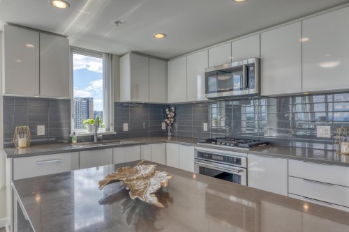2203-3096 Windsor Gate, Coquitlam, BC - Indoor Photo Showing Kitchen With Upgraded Kitchen