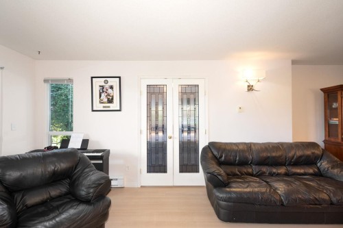 112-4955 River Road, Delta, BC - Indoor Photo Showing Living Room