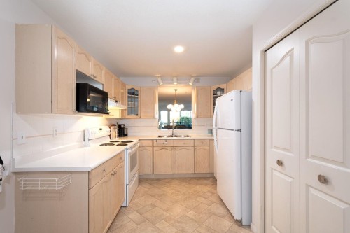 112-4955 River Road, Delta, BC - Indoor Photo Showing Kitchen With Double Sink