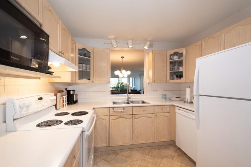 112-4955 River Road, Delta, BC - Indoor Photo Showing Kitchen With Double Sink