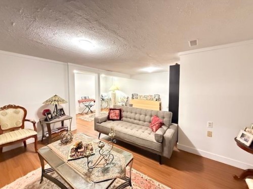 1147 Montroyal Boulevard, North Vancouver, BC - Indoor Photo Showing Living Room