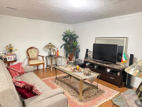 1147 Montroyal Boulevard, North Vancouver, BC - Indoor Photo Showing Living Room