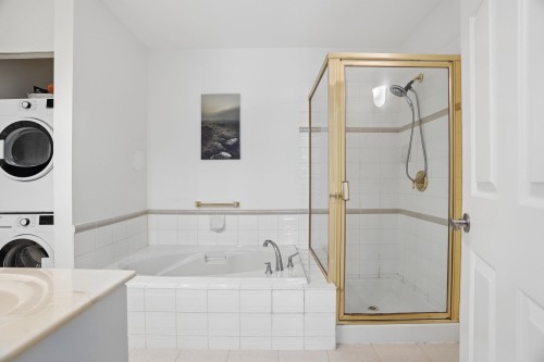 116-5835 Hampton Place, Vancouver, BC - Indoor Photo Showing Laundry Room