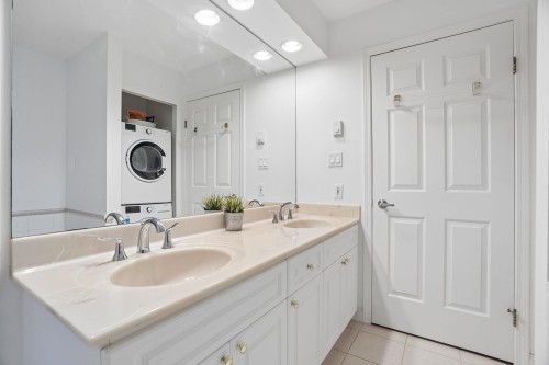 116-5835 Hampton Place, Vancouver, BC - Indoor Photo Showing Bathroom