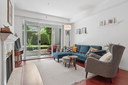 116-5835 Hampton Place, Vancouver, BC - Indoor Photo Showing Living Room