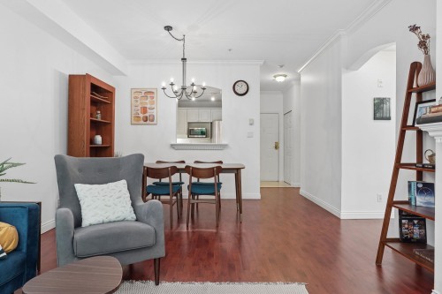 116-5835 Hampton Place, Vancouver, BC - Indoor Photo Showing Living Room