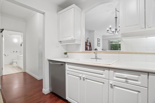 116-5835 Hampton Place, Vancouver, BC - Indoor Photo Showing Kitchen