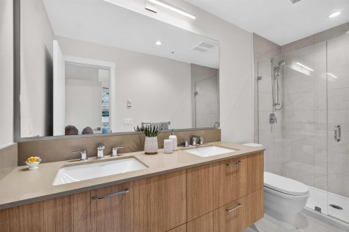 103-707 Como Lake Avenue, Coquitlam, BC - Indoor Photo Showing Bathroom