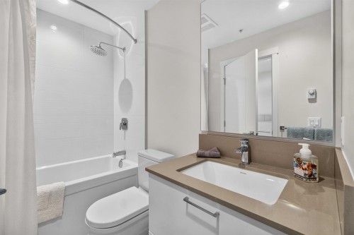 103-707 Como Lake Avenue, Coquitlam, BC - Indoor Photo Showing Bathroom