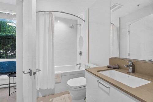 103-707 Como Lake Avenue, Coquitlam, BC - Indoor Photo Showing Bathroom