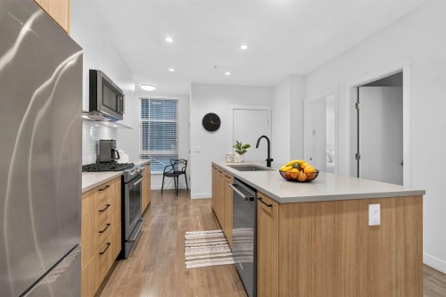 103-707 Como Lake Avenue, Coquitlam, BC - Indoor Photo Showing Kitchen With Upgraded Kitchen