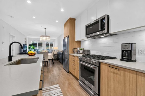 103-707 Como Lake Avenue, Coquitlam, BC - Indoor Photo Showing Kitchen With Upgraded Kitchen