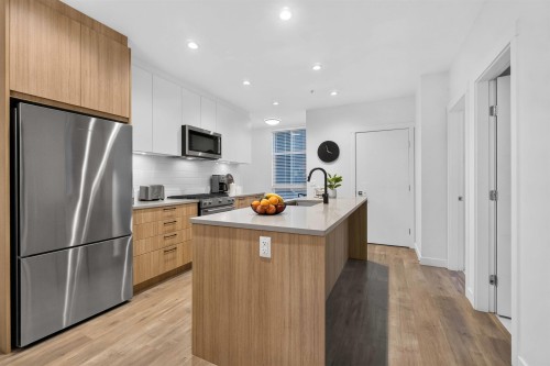 103-707 Como Lake Avenue, Coquitlam, BC - Indoor Photo Showing Kitchen With Upgraded Kitchen