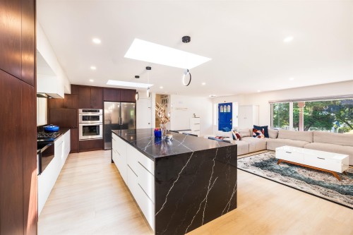 3965 Viewridge Place, West Vancouver, BC - Indoor Photo Showing Kitchen With Upgraded Kitchen