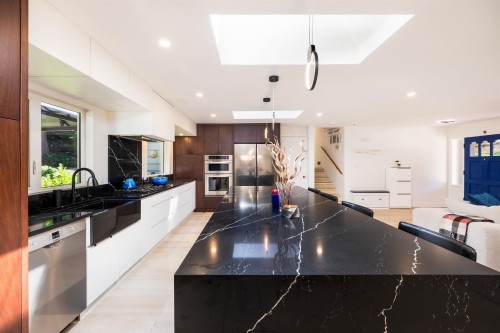 3965 Viewridge Place, West Vancouver, BC - Indoor Photo Showing Kitchen With Upgraded Kitchen